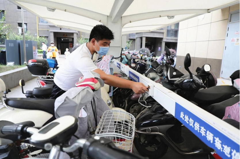 充电器变绿灯后继续充电伤车（电动车充电器绿灯亮了还充电吗）(图5)