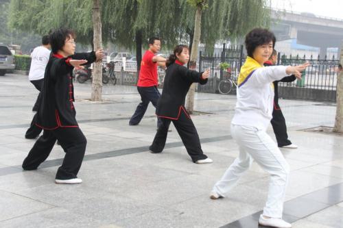 女气功大师隔空打人视频,女气功大师闫芳真实照片本文共（878字）