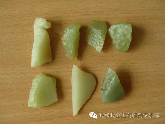 和田玉原石怎么辨别山料和籽料（和田玉中的山料）(4)