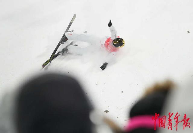 北京冬奥会徐梦桃与对手拥抱（圆梦云顶冬奥会）(9)