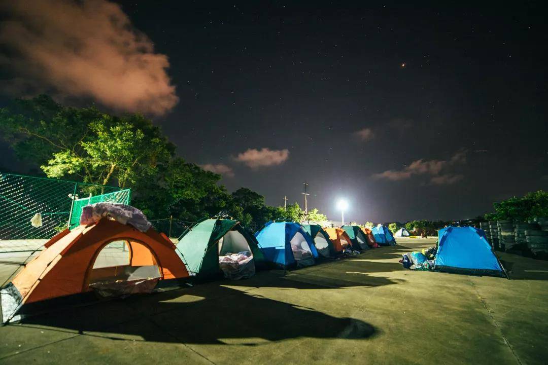 1、龙脊露营基地是国家 AAAA级景区，面积比较大，里面有专门的露营基地，还提供豪华宿营。