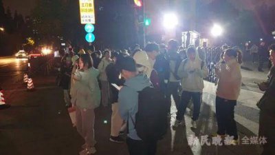 ​继“鹅腿阿姨”走红后，上海五角场大学生狂抢“糖葫芦叔叔”