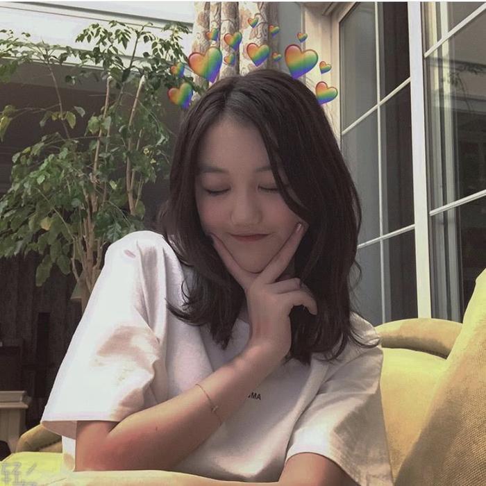 王菲50岁生日聚会不见谢霆锋， 女儿李嫣亲自画妈妈画像超用心