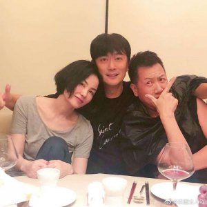 ​王菲50岁生日聚会不见谢霆锋， 女儿李嫣亲自画妈妈画像超用心