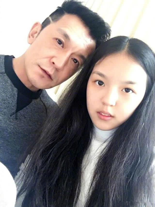 李咏16岁女儿出新书称已无遗憾, 妻子哈文发声支持