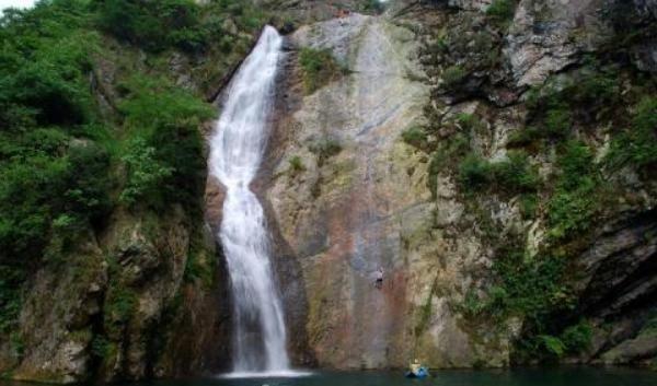 凭借山青水秀、洞幻石奇、而著称于世，湖南新邵白水洞