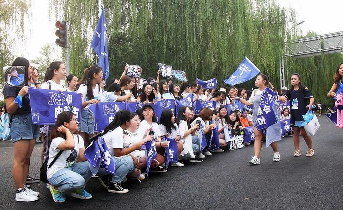 张杰北京鸟巢开演唱会，到场8万人九成都是女粉丝