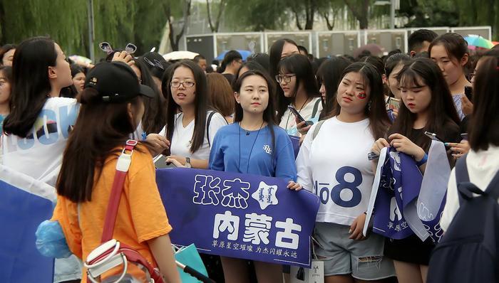 张杰北京鸟巢开演唱会，到场8万人九成都是女粉丝