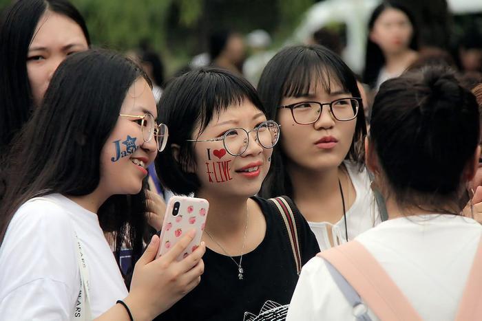 张杰北京鸟巢开演唱会，到场8万人九成都是女粉丝