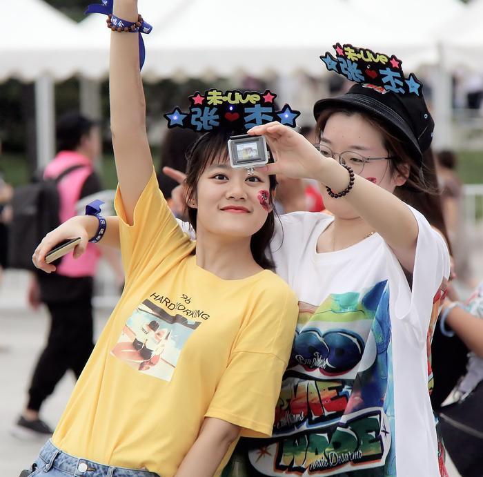 张杰北京鸟巢开演唱会，到场8万人九成都是女粉丝