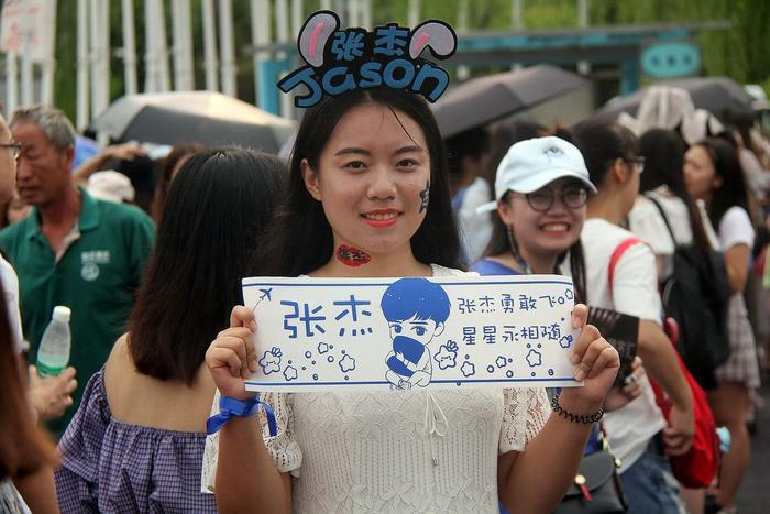 张杰北京鸟巢开演唱会，到场8万人九成都是女粉丝