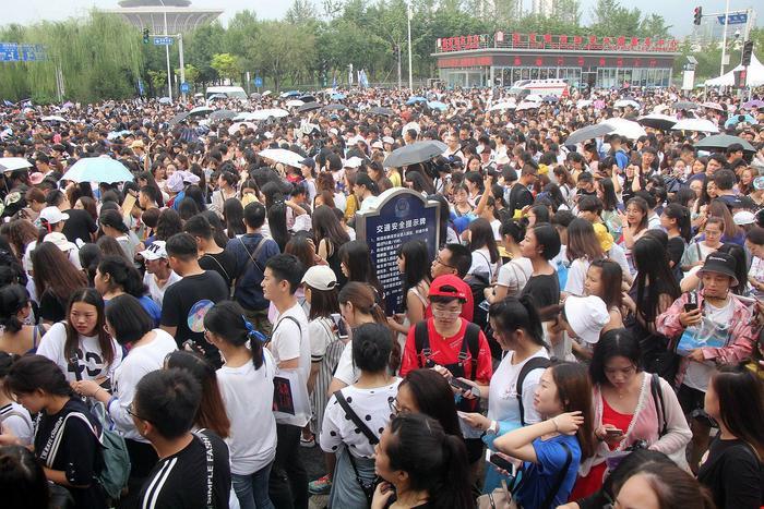 张杰北京鸟巢开演唱会，到场8万人九成都是女粉丝