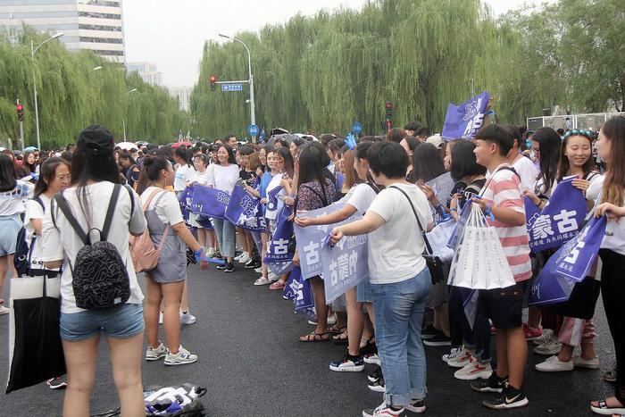 张杰北京鸟巢开演唱会，到场8万人九成都是女粉丝