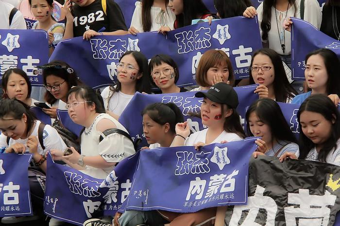 张杰北京鸟巢开演唱会，到场8万人九成都是女粉丝