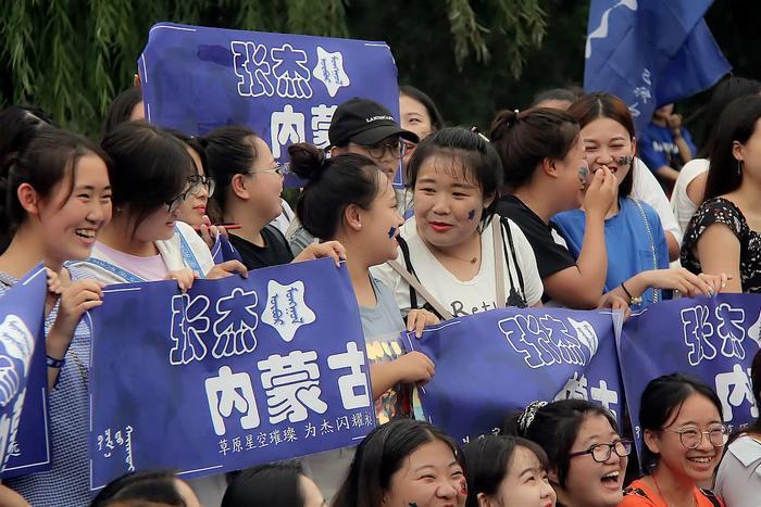 张杰北京鸟巢开演唱会，到场8万人九成都是女粉丝