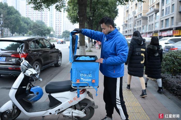 成都外卖小哥晚上街头唱歌走红 网友惊艳：送外卖才是副业吧！