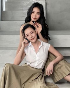 ​大S携老公陪家人过中秋，具俊晔体贴照顾小S女儿，一大家子很和谐