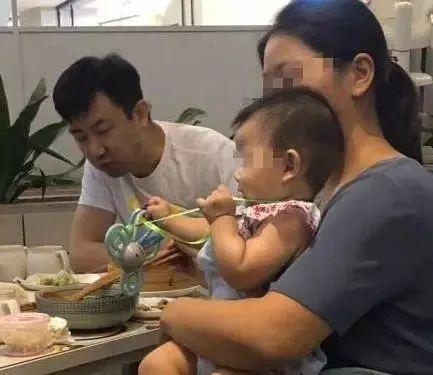 梅婷曾是他的前妻，李小冉曾为他堕胎，如今49岁的他低调结婚