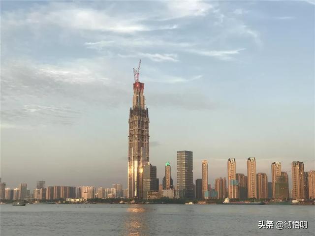 中国在建的第1高楼将要问世，投资三百亿高636米，预估明年落成