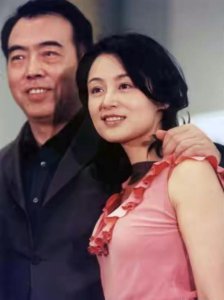 ​26年前，陈红在事业巅峰期嫁给大16岁的陈凯歌，她现在过得怎样？